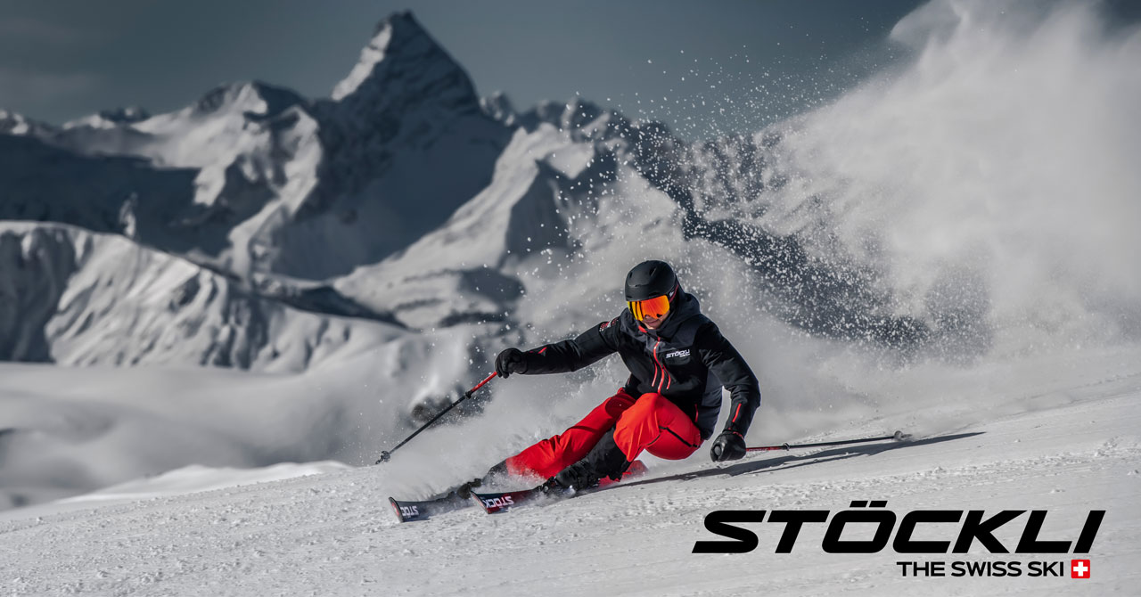 Skifahrer in verschneiter Bergkulisse