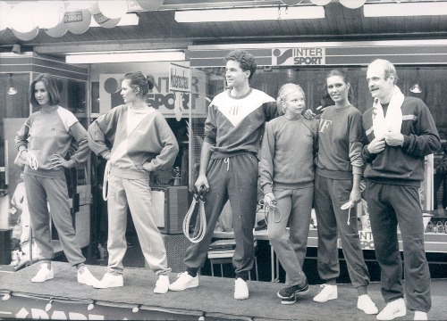 historisches schwarz Weiß Foto mit Personen in Sportkleidung