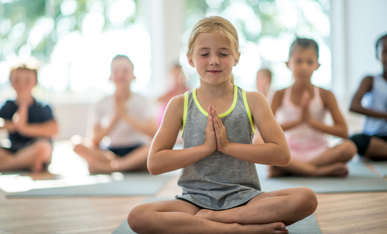 Mädchen-im Schneidersitz-beim-Yoga
