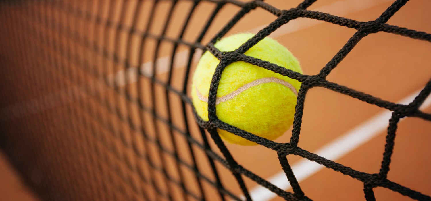 Nahaufnahme Tennisball auf Netz treffend