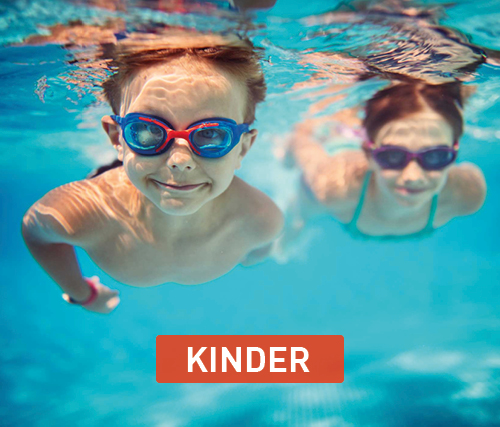 Kinder mit Schwimmbrille unter Wasser mit rotem Button