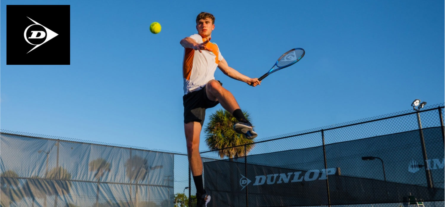 Tennisspieler in Action von unten fotografiert