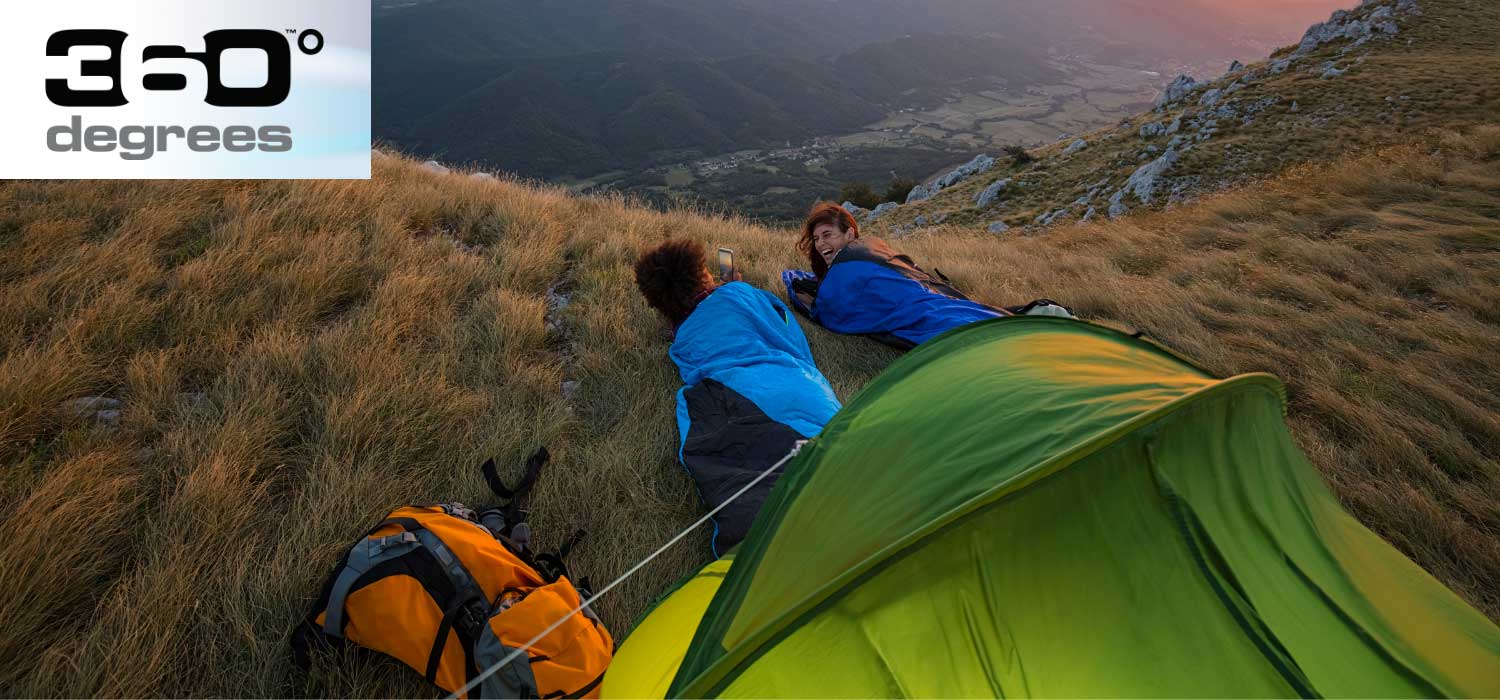Mann und Frau vor Zelt in den Bergen