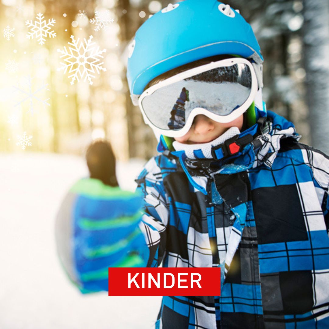 Kategorie Kinder Junge im Skioutfit mit Skibrille und blauer Helm vor Winterlandschaft