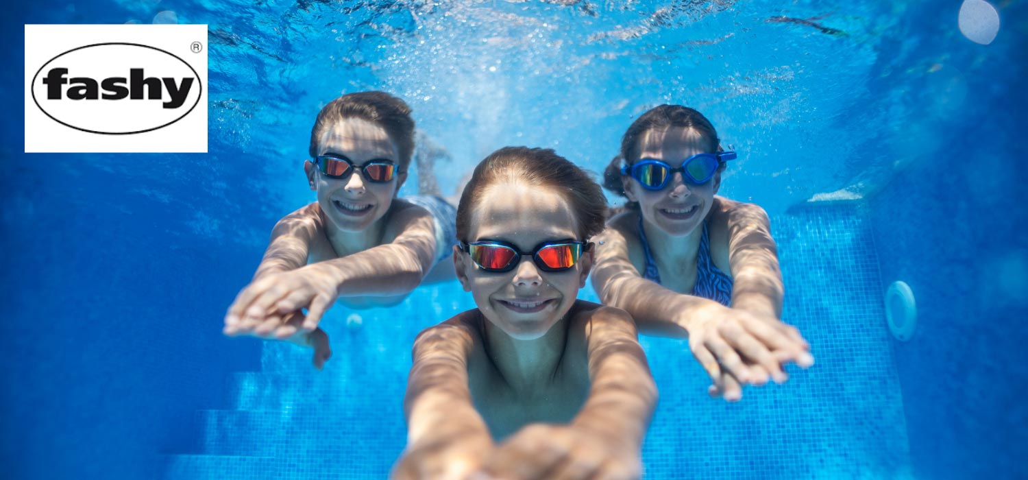 3 Kinder mit Schwimmbrillen unter Wasser