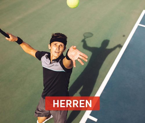 Aufnahme von oben Tennisspieler beim Aufschlag mit rotem Button